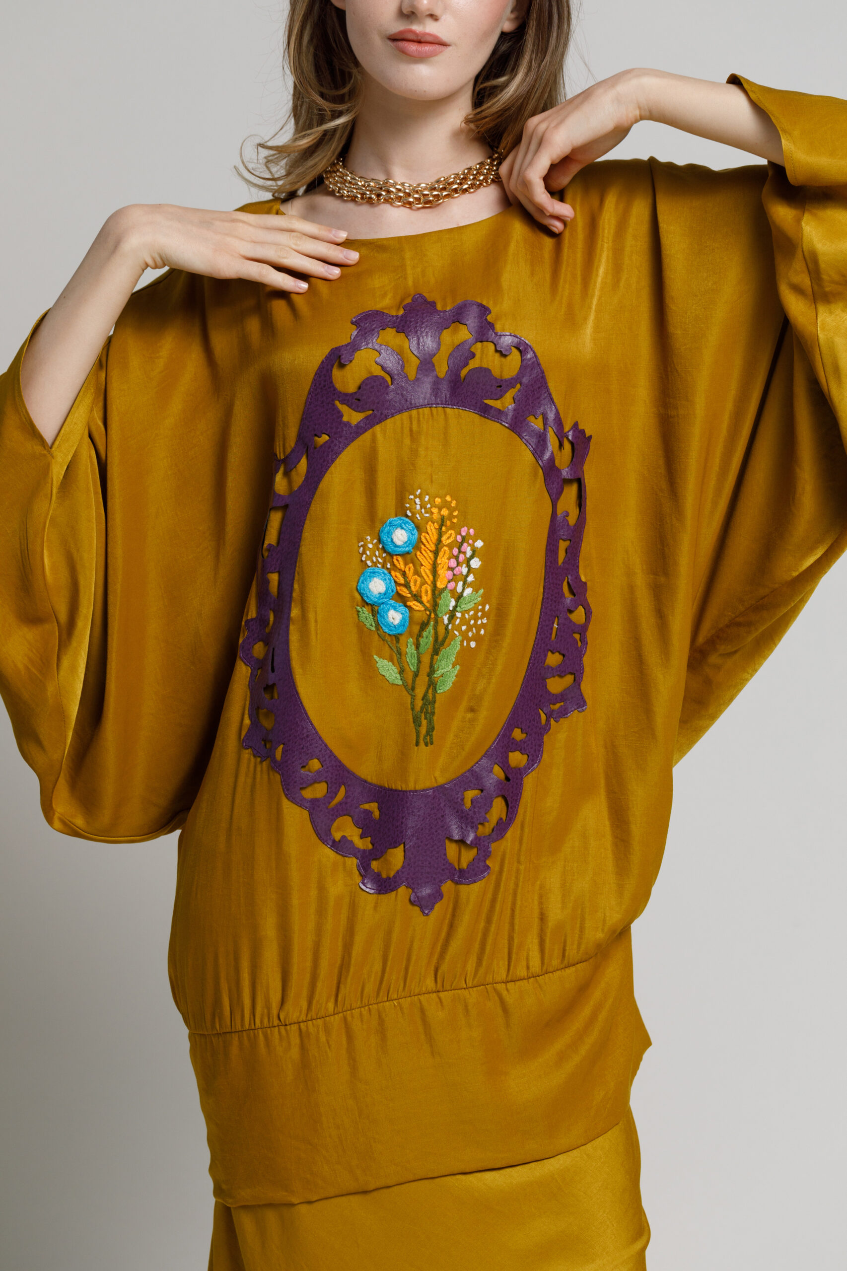 Bluza  KEIKO bronz auriu cu manceci largi. Materiale naturale, design unicat, cu broderie si aplicatii handmade