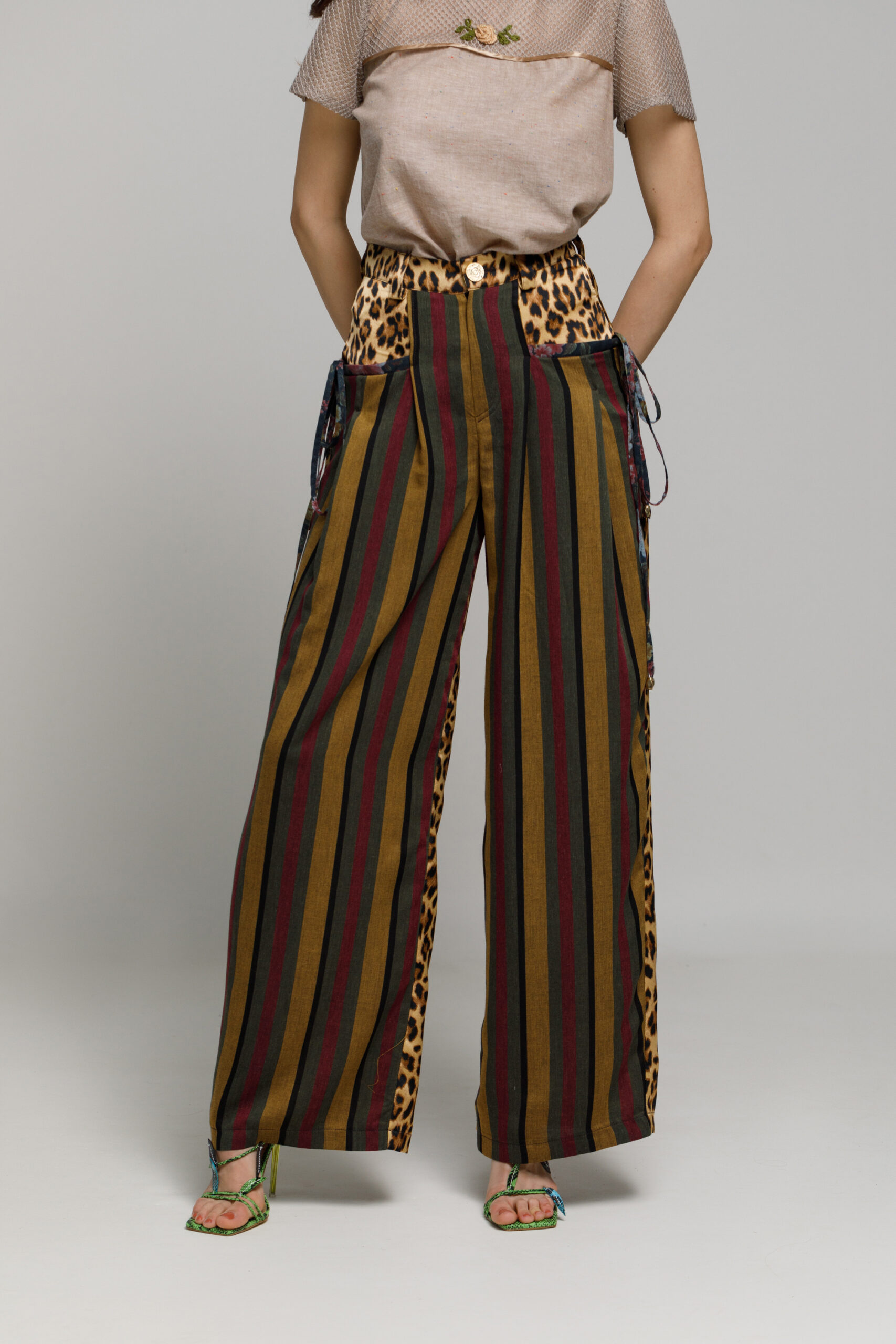 Pantalon BONNIE cu imprimeu animal-print. Materiale naturale, design unicat, cu broderie si aplicatii handmade