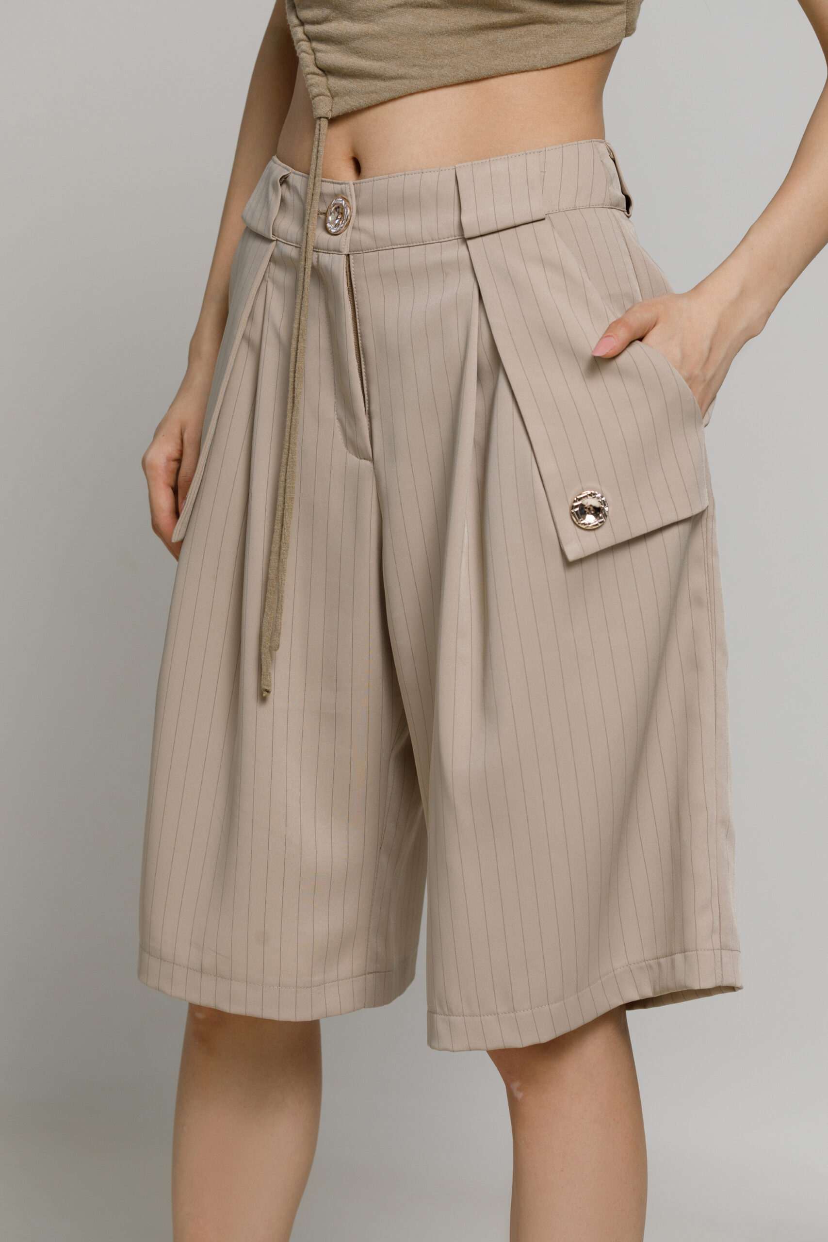 Pantalon ORAN bej scurt. Materiale naturale, design unicat, cu broderie si aplicatii handmade