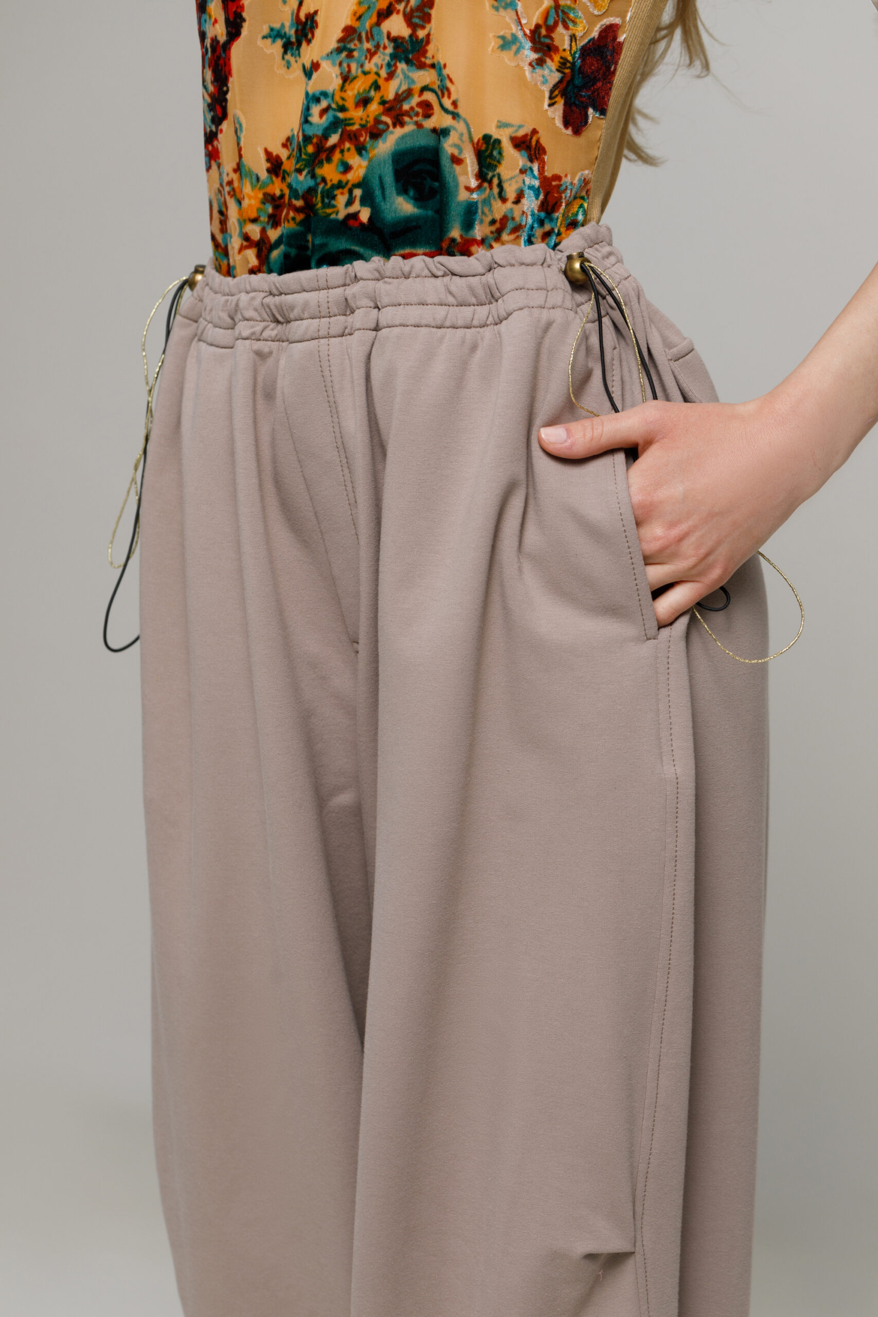 Pantalon WAN grej din felpa Oversize. Materiale naturale, design unicat, cu broderie si aplicatii handmade