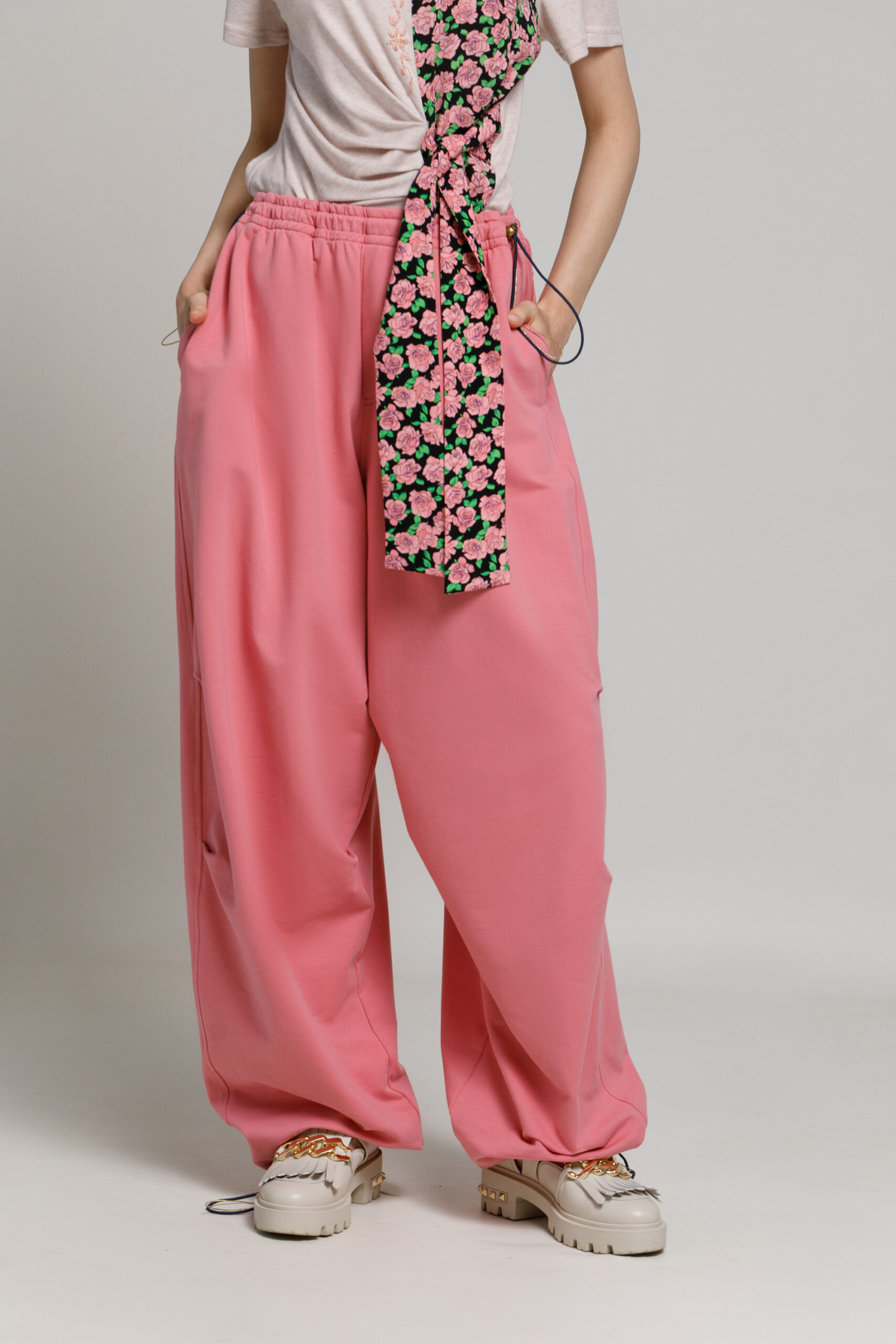 Pantalon  WAN roz din felpa. Materiale naturale, design unicat, cu broderie si aplicatii handmade