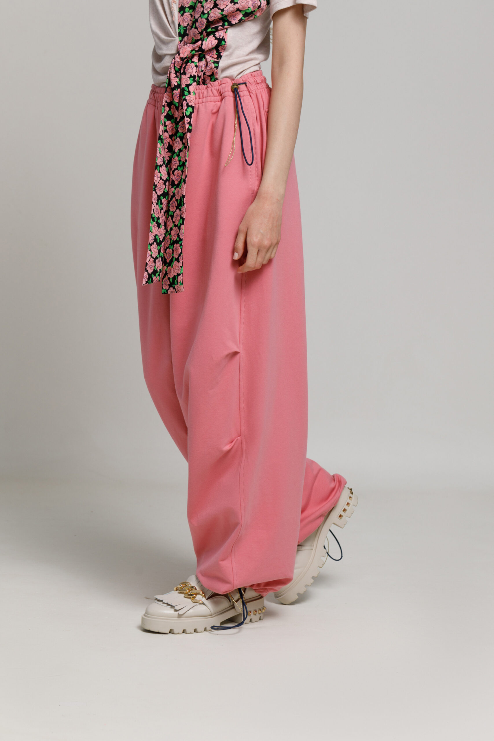 Pantalon  WAN roz din felpa. Materiale naturale, design unicat, cu broderie si aplicatii handmade