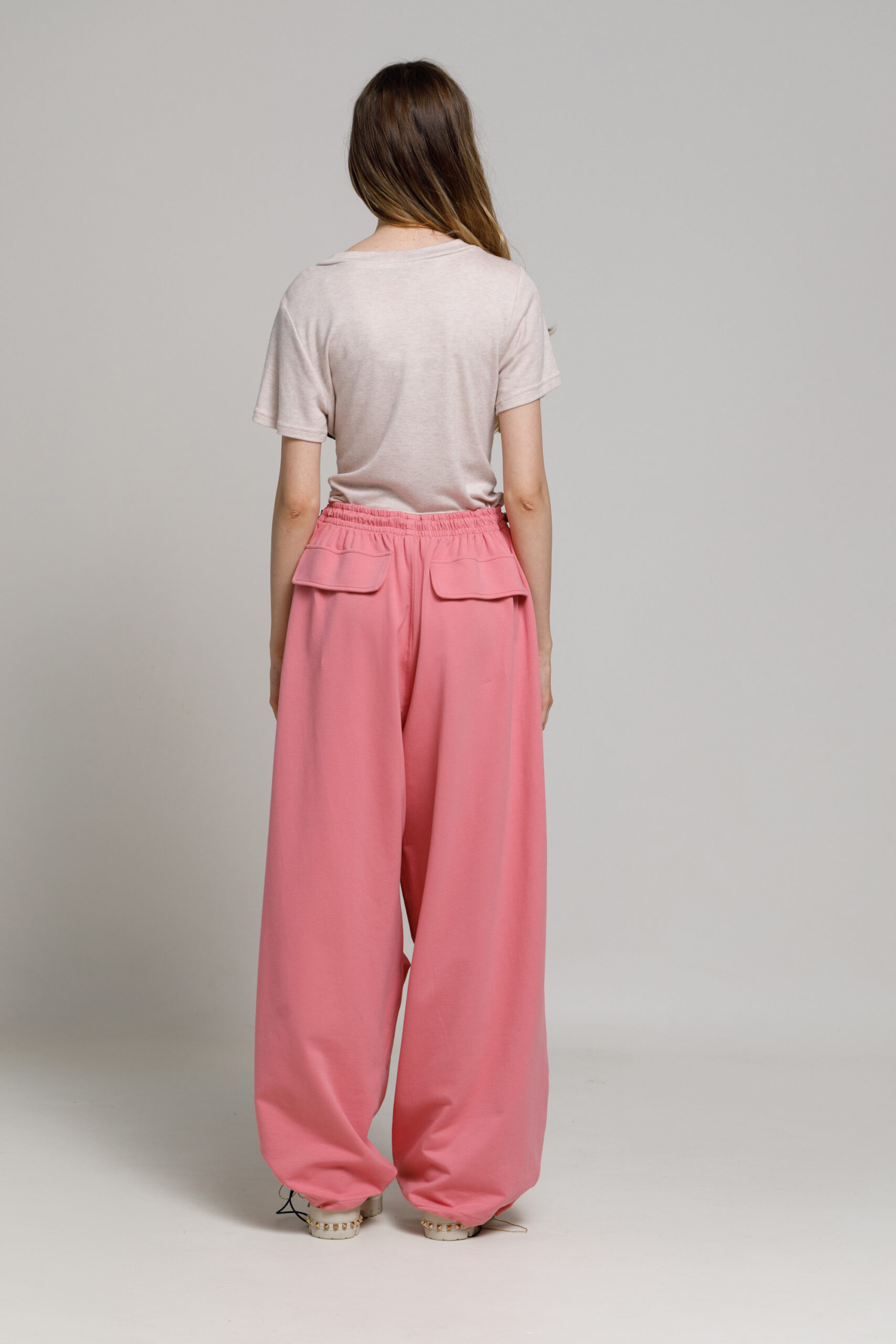 Pantalon  WAN roz din felpa Oversize. Materiale naturale, design unicat, cu broderie si aplicatii handmade