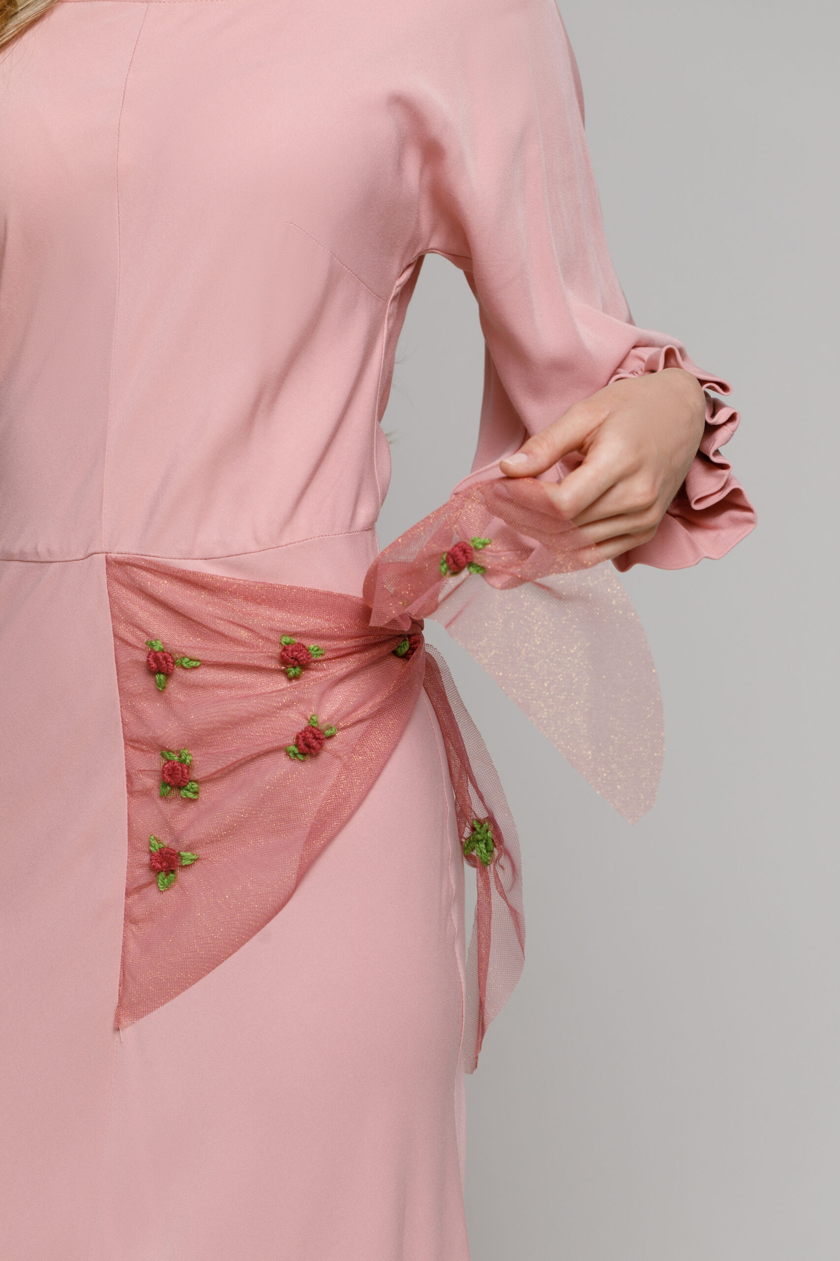 Rochie HARRIS roz pudrat cu esarfa brodata. Materiale naturale, design unicat, cu broderie si aplicatii handmade
