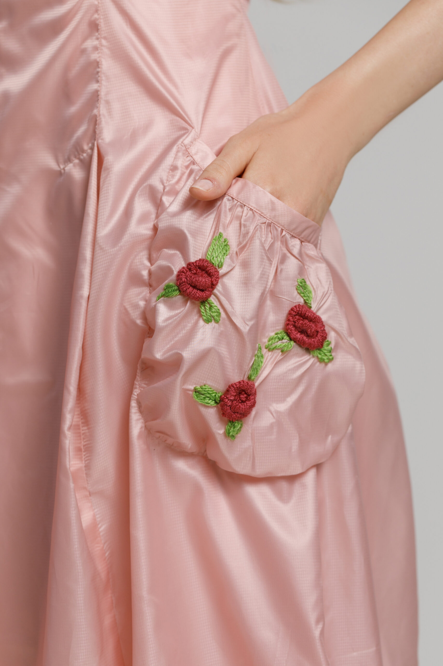 Rochie TARA roz cu broderie. Materiale naturale, design unicat, cu broderie si aplicatii handmade