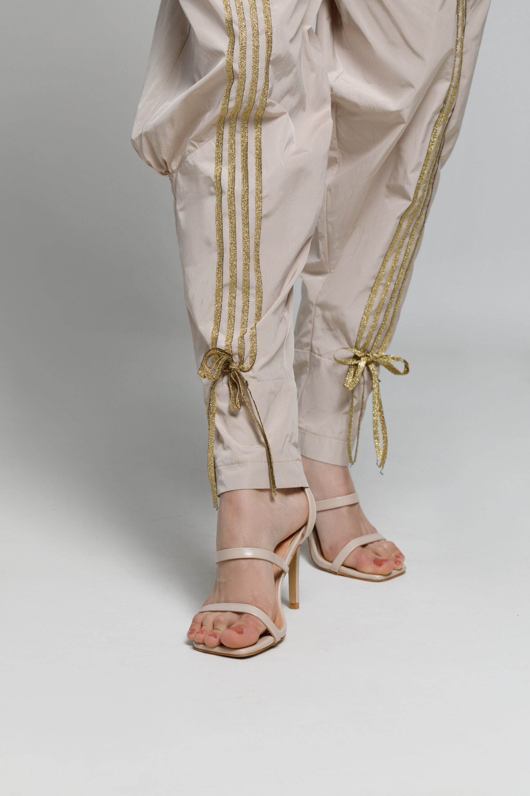 Pantalon LINDA24 crem cu aplicatii aurii. Materiale naturale, design unicat, cu broderie si aplicatii handmade