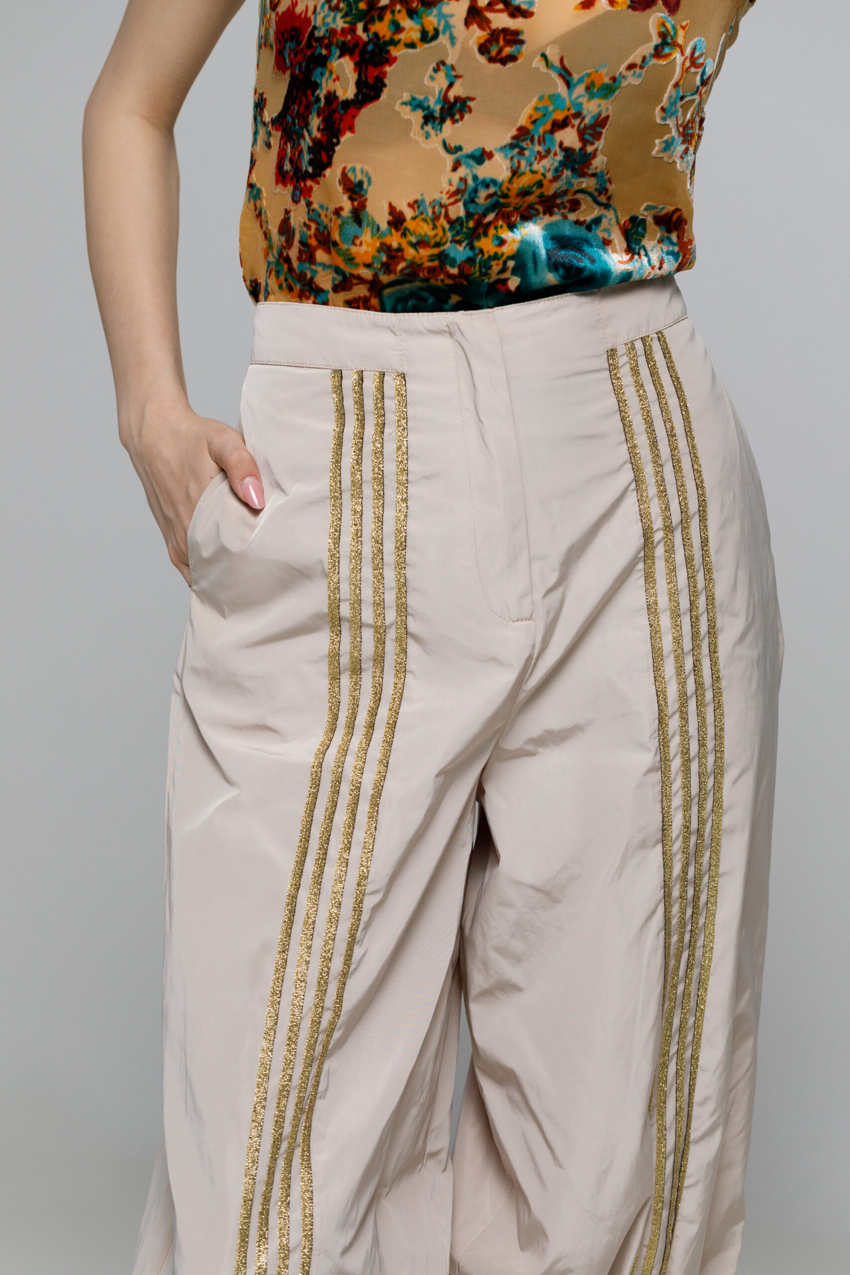 Pantalon LINDA24 crem cu aplicatii aurii. Materiale naturale, design unicat, cu broderie si aplicatii handmade