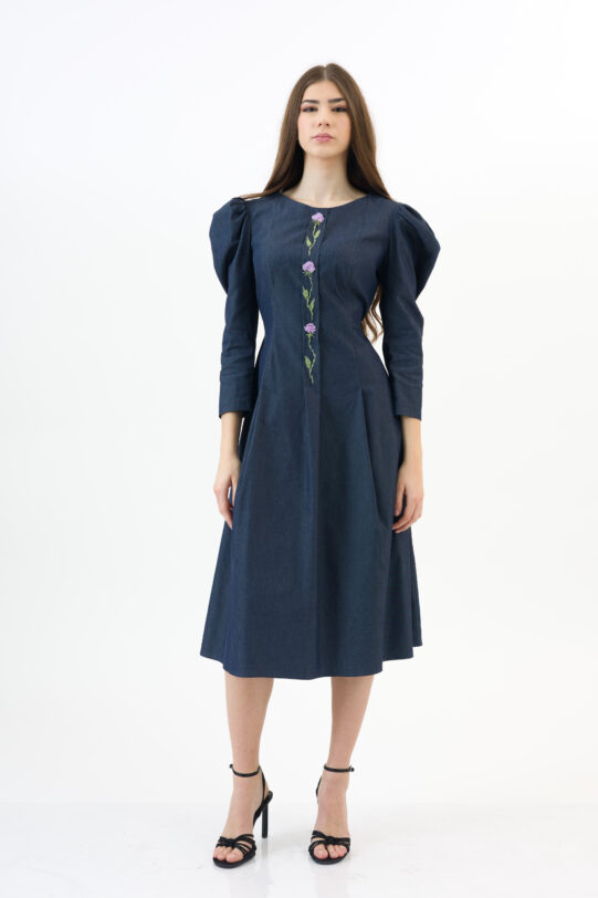 Rochie AIDA bleumarin din blug cu maneca bufanta si broderie florala. Materiale naturale, design unicat, cu broderie si aplicatii handmade