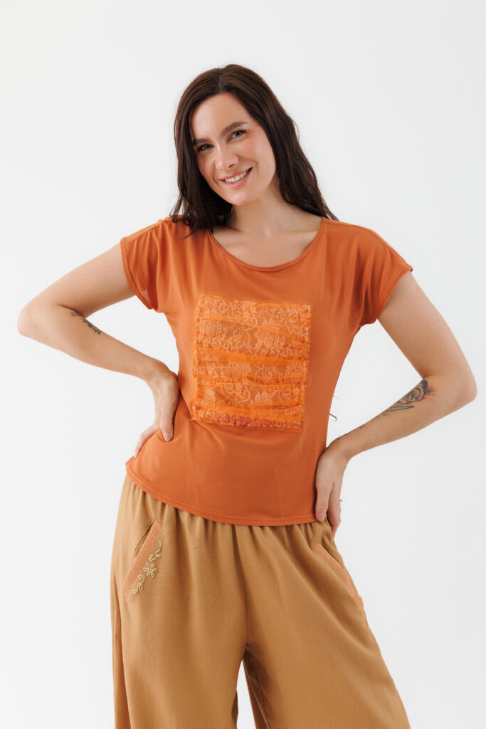 Bluza MATHILDE  ROZINA caramiziu cu aplicatie de dantela. Materiale naturale, design unicat, cu broderie si aplicatii handmade