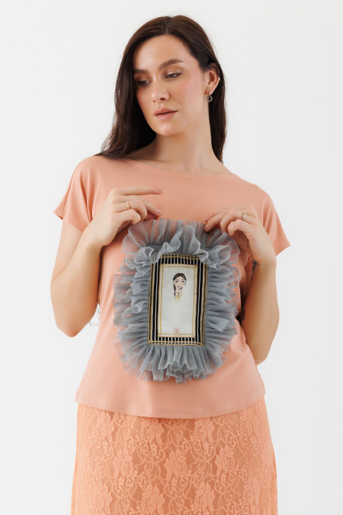 Bluza MATHILDE ROZINA  somon pastel cu aplicatie de tul gri. Materiale naturale, design unicat, cu broderie si aplicatii handmade