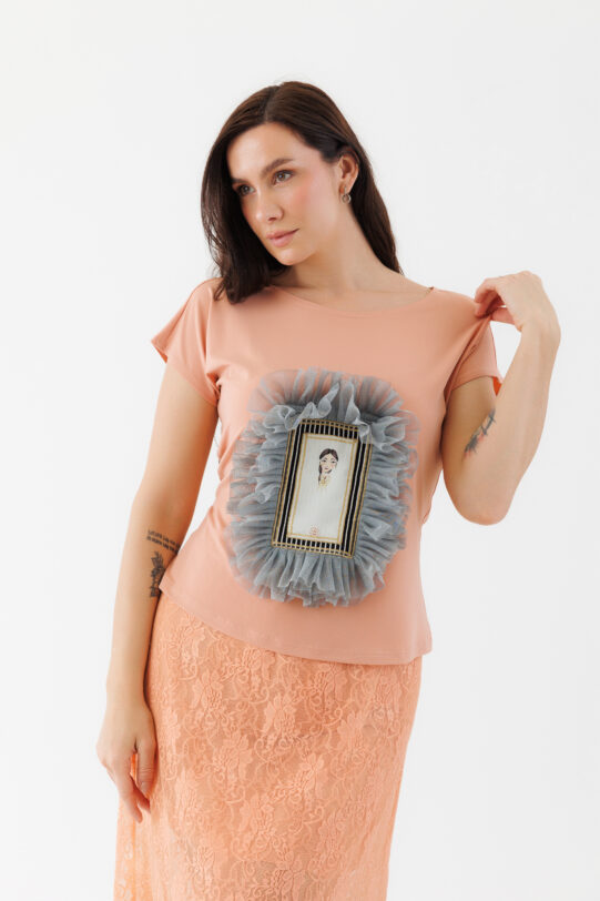 Bluza MATHILDE ROZINA  somon pastel cu aplicatie de tul gri. Materiale naturale, design unicat, cu broderie si aplicatii handmade