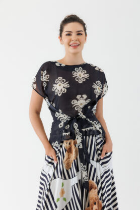 Bluza MATHILDE BERRY alba cu broderie florala rosie. Materiale naturale, design unicat, cu broderie si aplicatii handmade