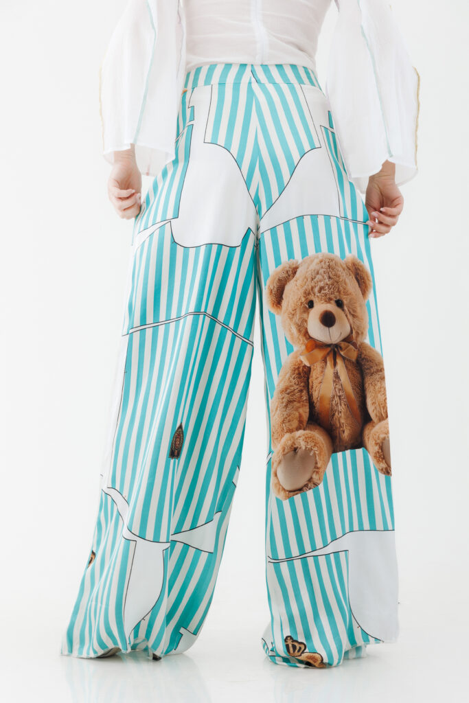 Pantalon MATHILDE AGUSTIN din bumbac satinat cu imprimeu turcoaz. Materiale naturale, design unicat, cu broderie si aplicatii handmade