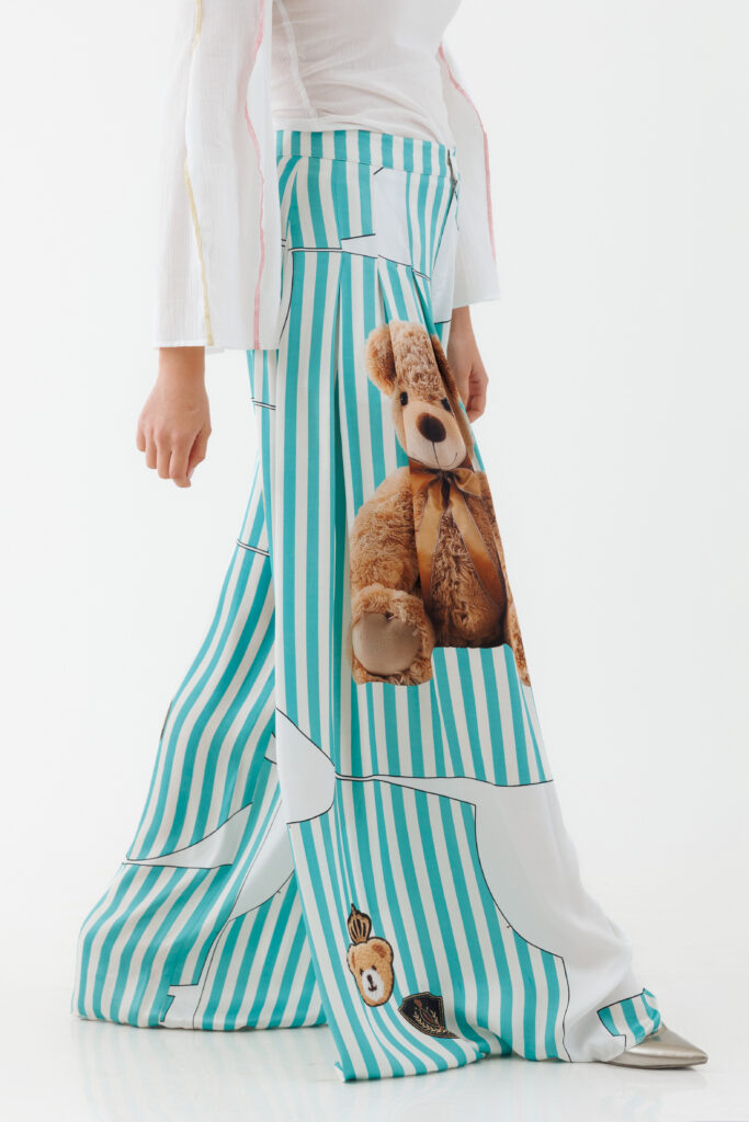 Pantalon MATHILDE AGUSTIN din bumbac satinat cu imprimeu turcoaz. Materiale naturale, design unicat, cu broderie si aplicatii handmade