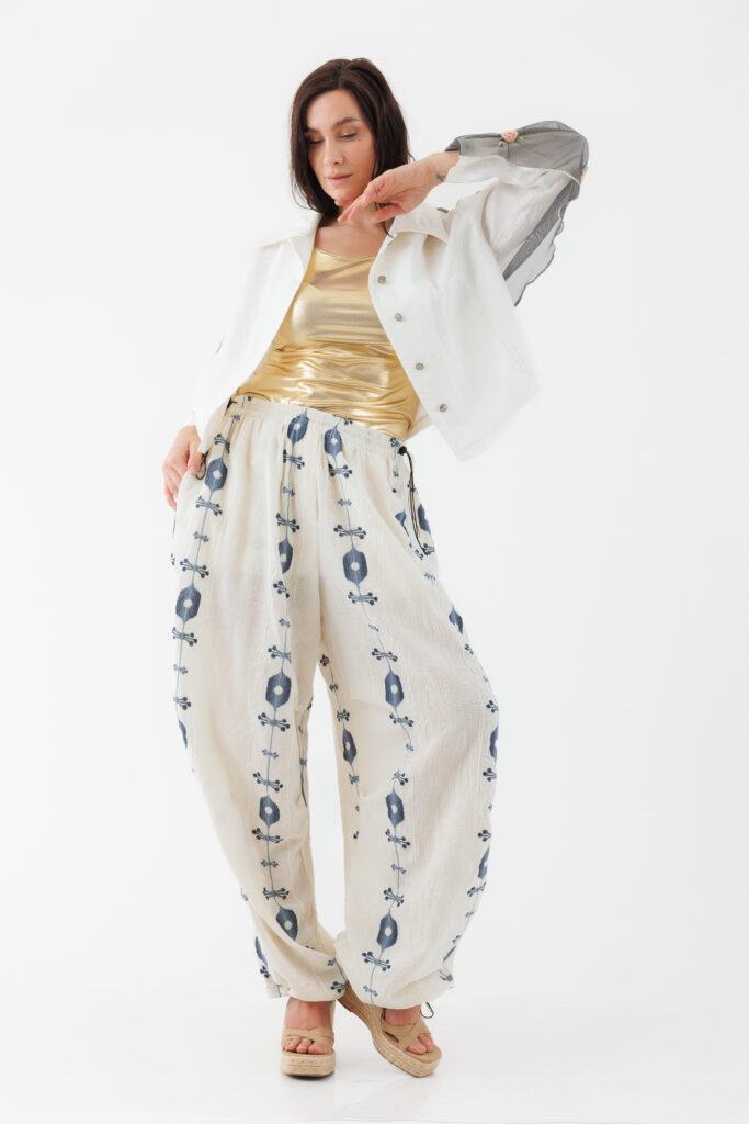Pantalon MATHILDE WAN crem din in cu broderie bleumarin. Materiale naturale, design unicat, cu broderie si aplicatii handmade
