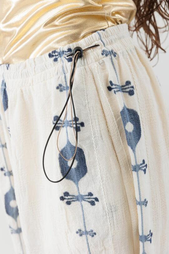 Pantalon MATHILDE WAN crem din in cu broderie bleumarin. Materiale naturale, design unicat, cu broderie si aplicatii handmade
