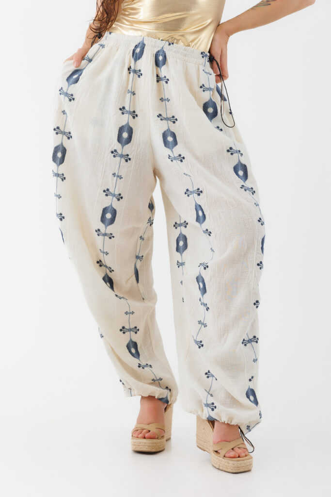 Pantalon MATHILDE WAN crem din in cu broderie bleumarin. Materiale naturale, design unicat, cu broderie si aplicatii handmade