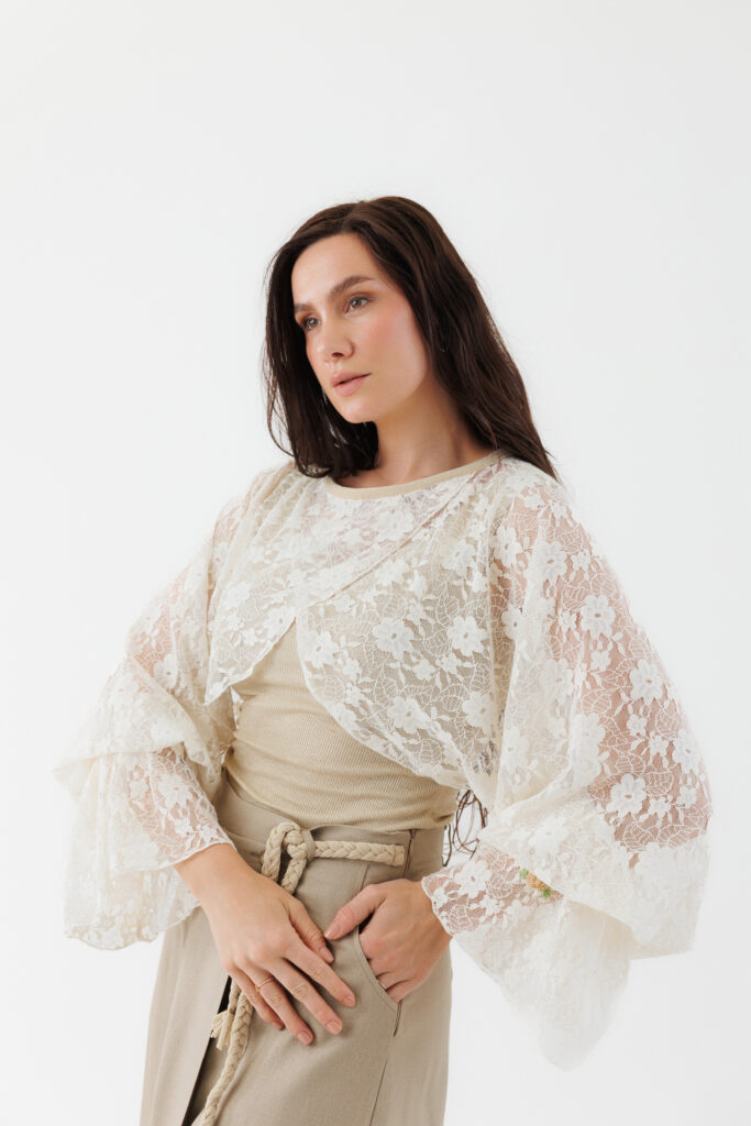 Poncho MATHILDE PAOLA alb-crem din dantela cu manseta. Materiale naturale, design unicat, cu broderie si aplicatii handmade