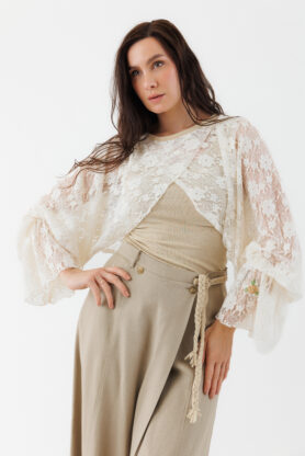 Poncho MATHILDE PAOLA alb-crem din dantela cu manseta. Materiale naturale, design unicat, cu broderie si aplicatii handmade
