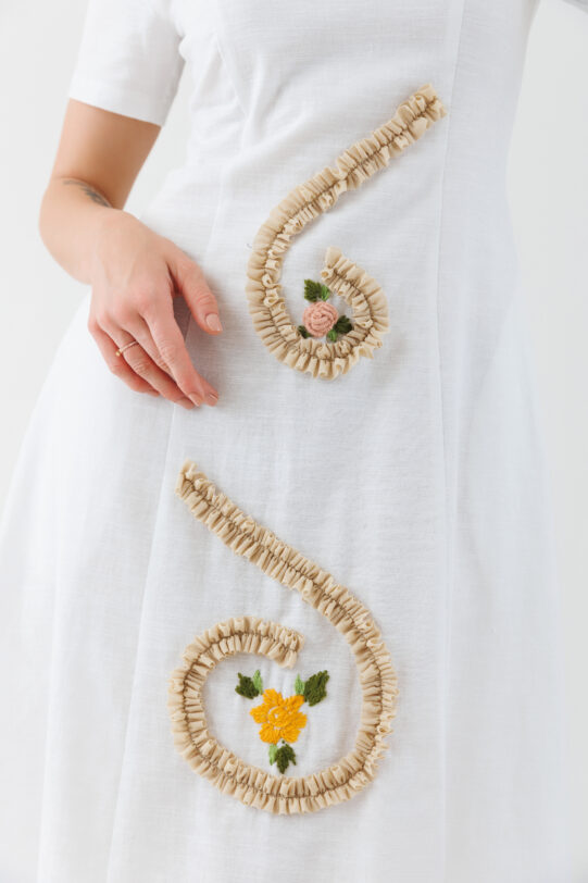 Rochie MATHILDE CATRINA alba din in. Materiale naturale, design unicat, cu broderie si aplicatii handmade