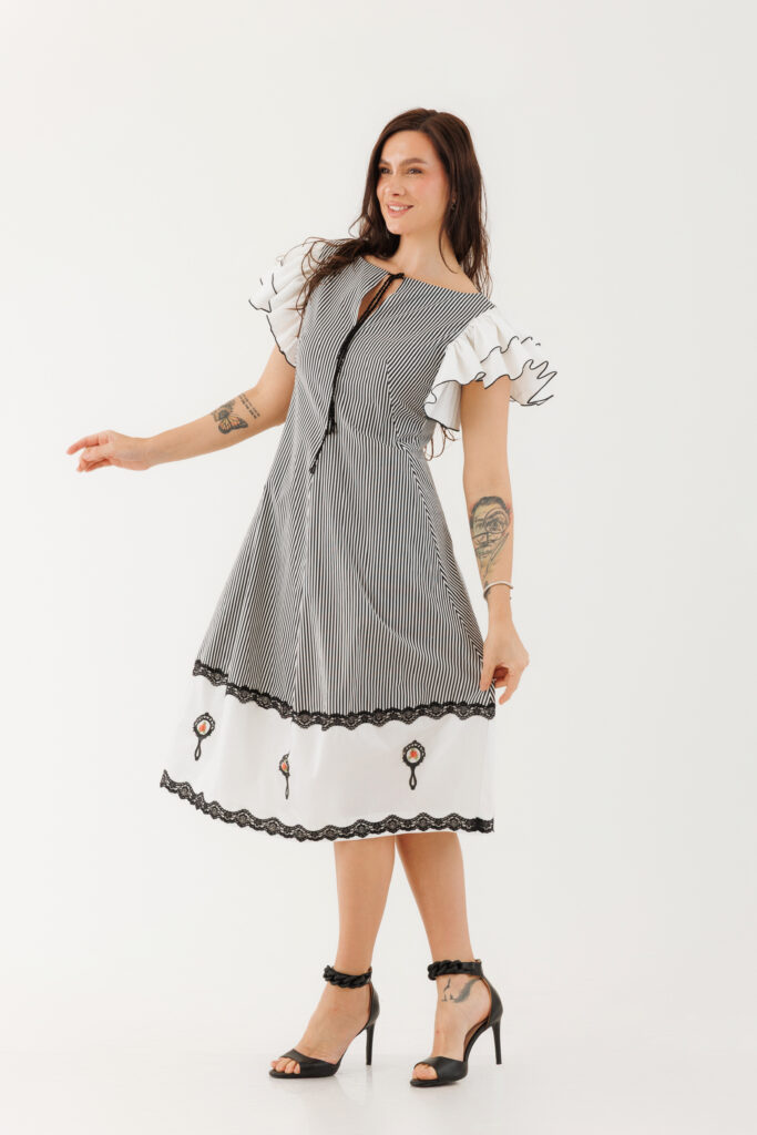 Rochie MATHILDE IMMA dungi alb-negru din poplin si in. Materiale naturale, design unicat, cu broderie si aplicatii handmade
