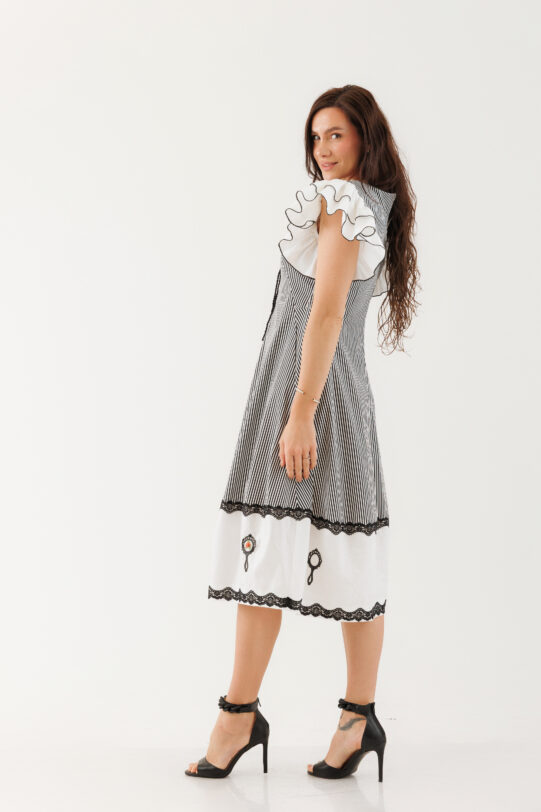 Rochie MATHILDE IMMA dungi alb-negru din poplin si in. Materiale naturale, design unicat, cu broderie si aplicatii handmade