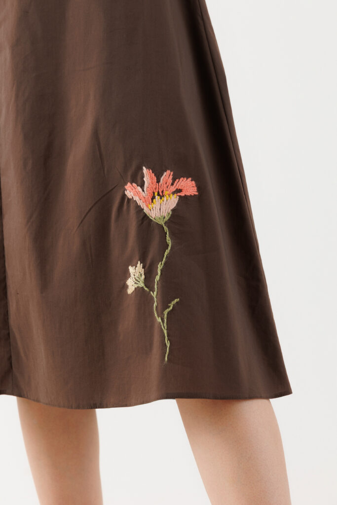 Rochie MATHILDE VIVIANA maro din poplin si saten. Materiale naturale, design unicat, cu broderie si aplicatii handmade