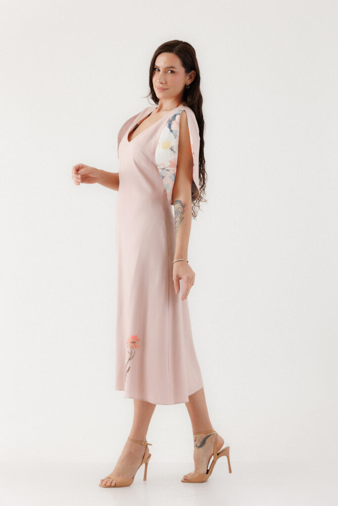 Rochie MATHILDE VIVIANA roz din in. Materiale naturale, design unicat, cu broderie si aplicatii handmade