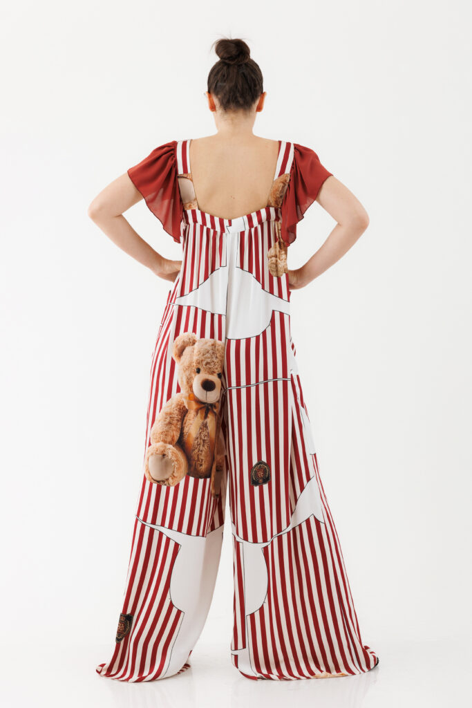 Salopeta MATHILDE RAMIA din bumbac satinat cu imprimeu bordo. Materiale naturale, design unicat, cu broderie si aplicatii handmade