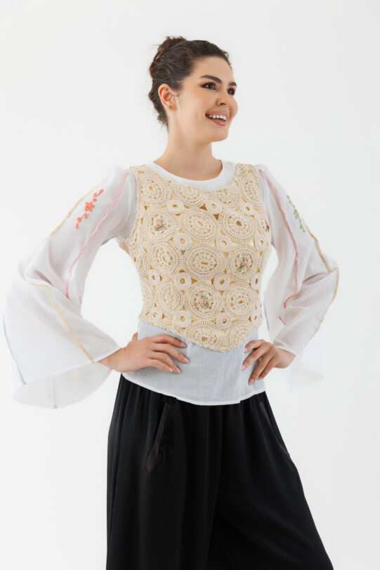 Top MATHILDE ZENOVIA crem-auriu din macrame. Materiale naturale, design unicat, cu broderie si aplicatii handmade