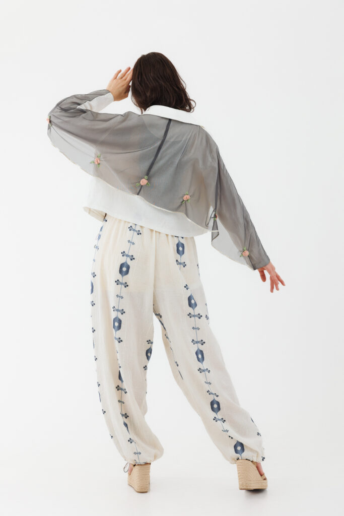 Jacheta MATHILDE FABIA alb-unt. Materiale naturale, design unicat, cu broderie si aplicatii handmade