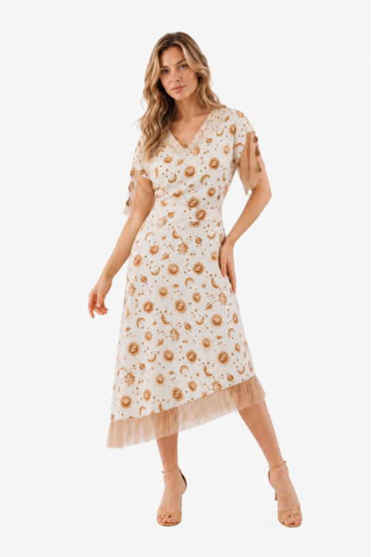 Rochie MATHILDE SONIA alba cu imprimeu bej cu gluga din dantela. Materiale naturale, design unicat, cu broderie si aplicatii handmade