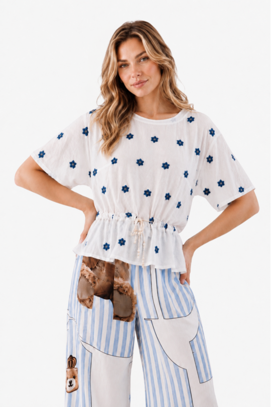 Bluza MATHILDE BERRY alba din in cu broderie florala albastra. Materiale naturale, design unicat, cu broderie si aplicatii handmade