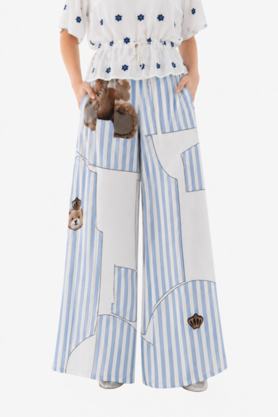 Pantalon AGUSTIN bleu din bumbac satinat cu print ursi. Materiale naturale, design unicat, cu broderie si aplicatii handmade