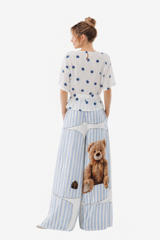 Pantalon AGUSTIN bleu din bumbac satinat cu print ursi. Materiale naturale, design unicat, cu broderie si aplicatii handmade