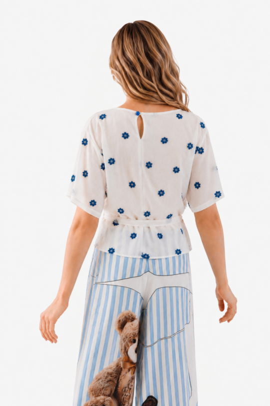 Bluza MATHILDE BERRY alba din in cu broderie florala albastra. Materiale naturale, design unicat, cu broderie si aplicatii handmade