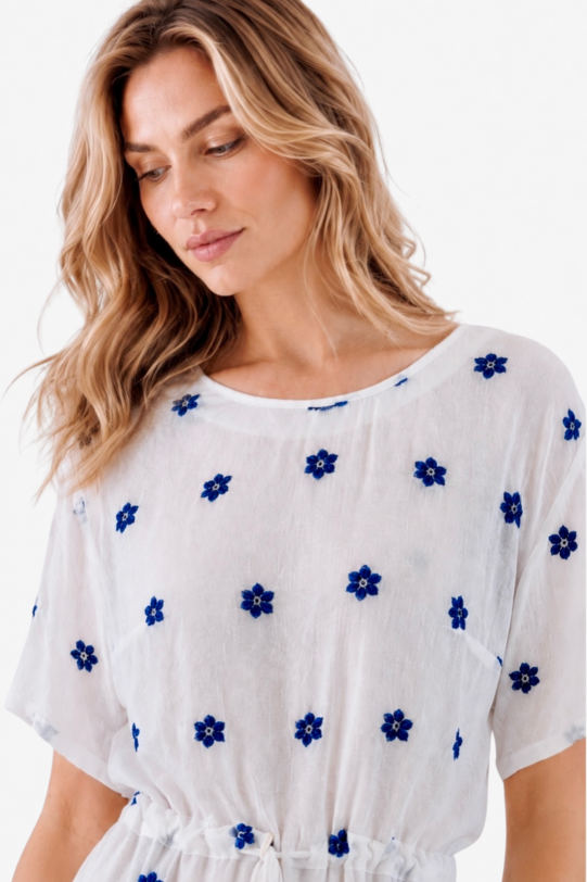 Bluza MATHILDE BERRY alba din in cu broderie florala albastra. Materiale naturale, design unicat, cu broderie si aplicatii handmade