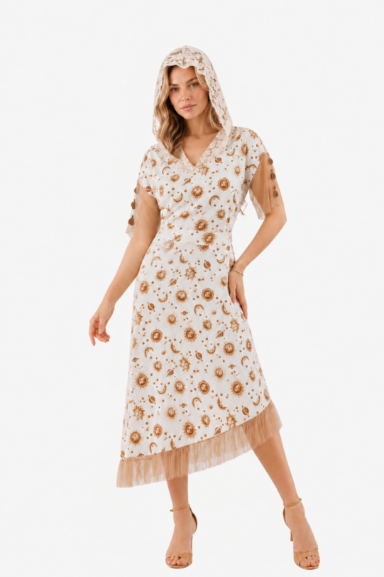 Rochie MATHILDE SONIA alba cu imprimeu bej cu gluga din dantela. Materiale naturale, design unicat, cu broderie si aplicatii handmade