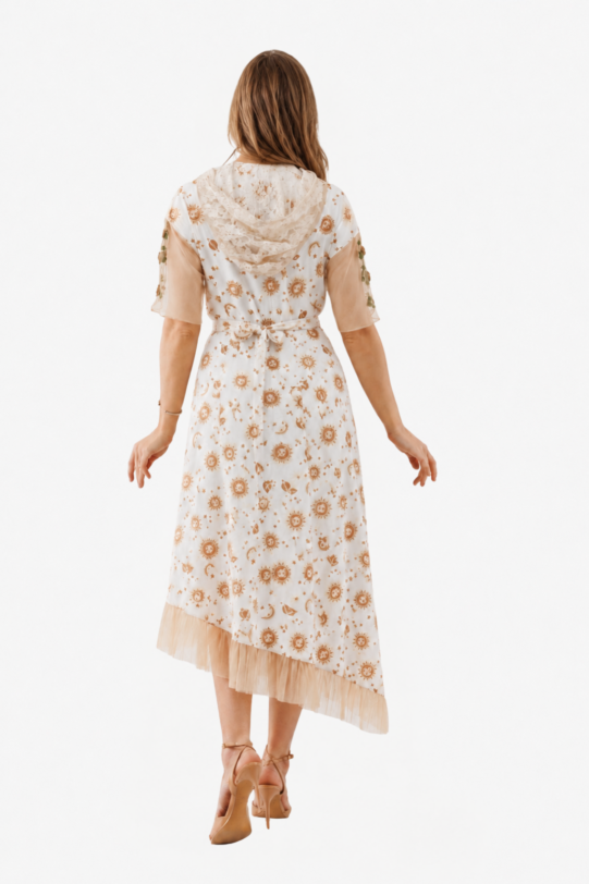 Rochie MATHILDE SONIA alba cu imprimeu bej cu gluga din dantela. Materiale naturale, design unicat, cu broderie si aplicatii handmade