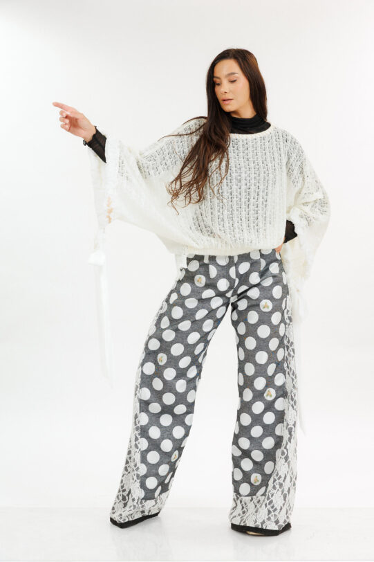 Bluza MATHILDE ARIS din tricot alb cu esarfe si drapaj. Materiale naturale, design unicat, cu broderie si aplicatii handmade
