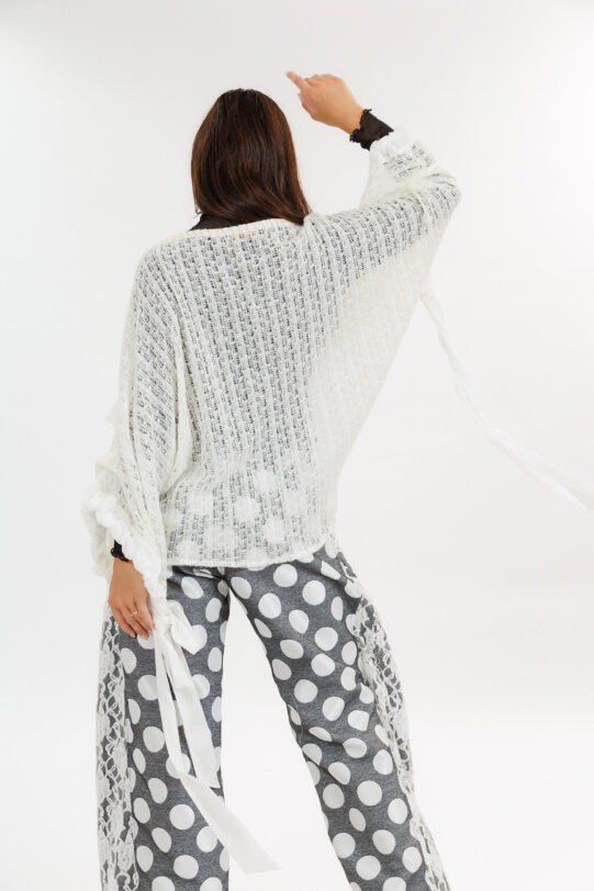 Bluza MATHILDE ARIS din tricot alb cu esarfe si drapaj. Materiale naturale, design unicat, cu broderie si aplicatii handmade
