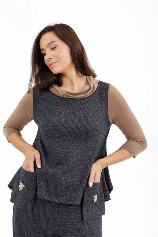 Bluza MATHILDE HAZEL bleumarin din tricot cu buzunare si guler. Materiale naturale, design unicat, cu broderie si aplicatii handmade