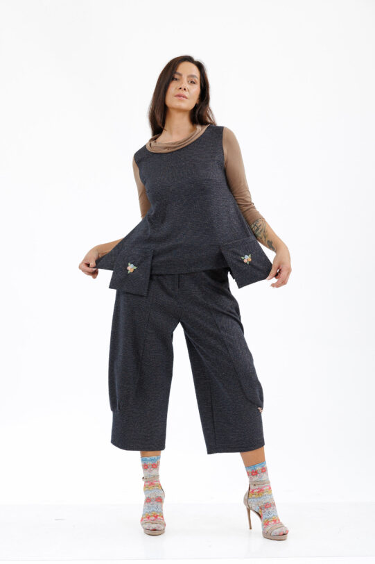 Bluza MATHILDE HAZEL bleumarin din tricot cu buzunare si guler. Materiale naturale, design unicat, cu broderie si aplicatii handmade