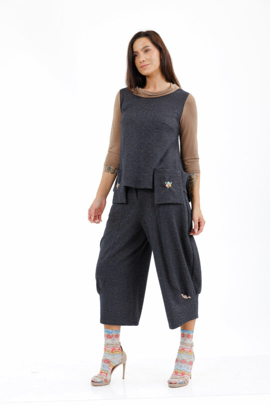 Bluza MATHILDE HAZEL bleumarin din tricot cu buzunare si guler. Materiale naturale, design unicat, cu broderie si aplicatii handmade