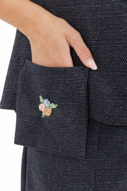 Bluza MATHILDE HAZEL bleumarin din tricot cu buzunare si guler. Materiale naturale, design unicat, cu broderie si aplicatii handmade