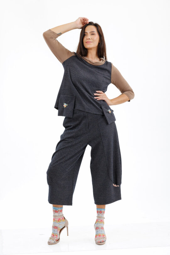 Bluza MATHILDE HAZEL bleumarin din tricot cu buzunare si guler. Materiale naturale, design unicat, cu broderie si aplicatii handmade