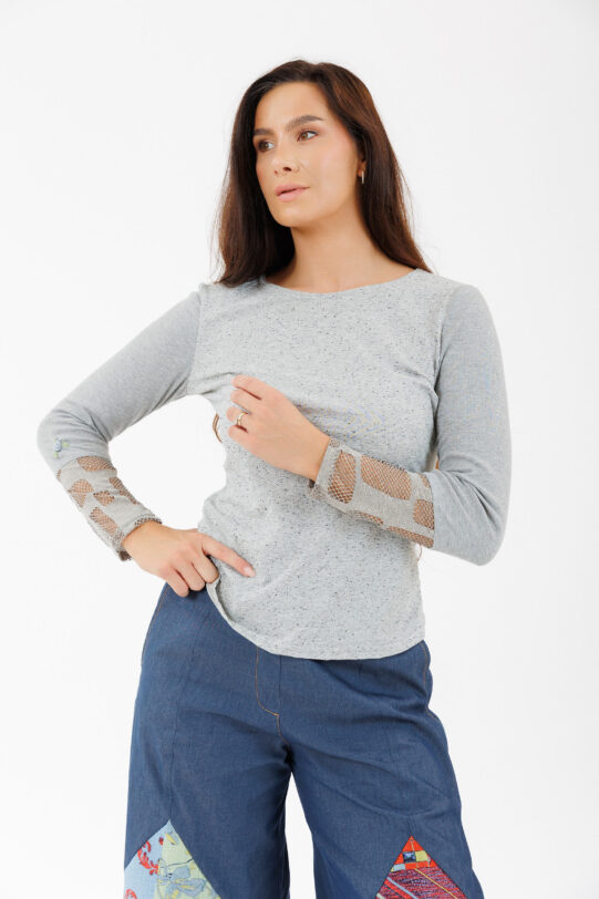 Bluza MATHILDE NADIN gri din jerse cu manseta din dantela. Materiale naturale, design unicat, cu broderie si aplicatii handmade