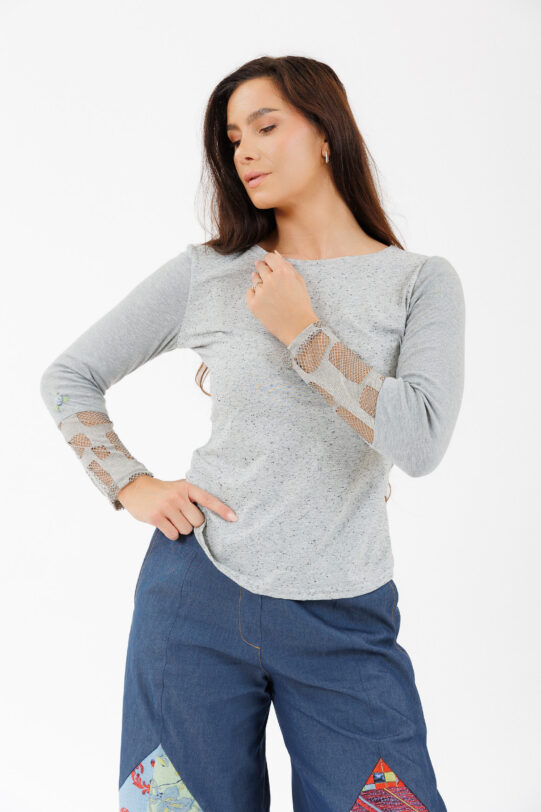 Bluza MATHILDE NADIN gri din jerse cu manseta din dantela. Materiale naturale, design unicat, cu broderie si aplicatii handmade