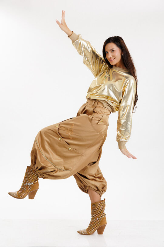 Bluza MATHILDE RISA aurie din jerse cu broderie. Materiale naturale, design unicat, cu broderie si aplicatii handmade