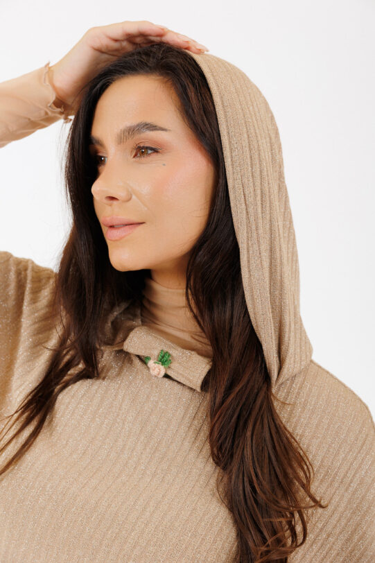 Capa MATHILDE CASSIE din tricot auriu cu gluga. Materiale naturale, design unicat, cu broderie si aplicatii handmade